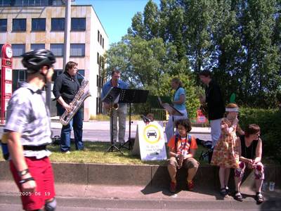 Autofreier Sonntag 19. Juni 2005: Musik mitten auf der Detmolder Straße (B 66) in Bielefeld-Sieker